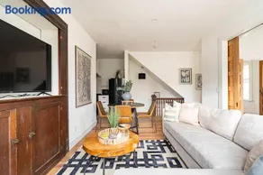 Stay Portland - 3BR - Sleeps 6 - Steps to NW 23rd - Fast WiFi - Image 3