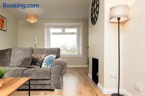3-Bed House Sleeps 6 Work Stay I Van Parking - Image 1