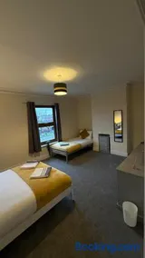 Spacious Home, Up to 10 Guests, Wi-Fi & Parking - Image 3