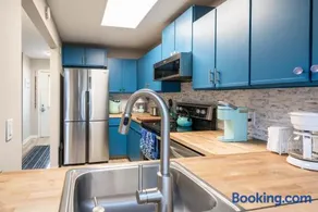 Cozy Renovated Condo - Walk to Town & Beach! - Image 2