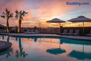Perfect Family Getaway with Pool, Lazy River & Gym - Image 2