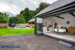 Luxury private estate summer winter 32c heated pool & hot tub bar stay deal kent - Image 2