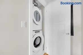 Luxe Toronto Townhome, Rooftop Terrace, Parking - Image 3