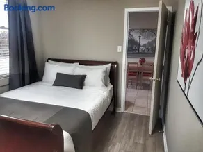 Cozy 2-Bedroom Apartment #25 by Amazing Property Rentals - Image 2