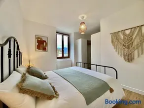 Escapade Boheme - Image 1
