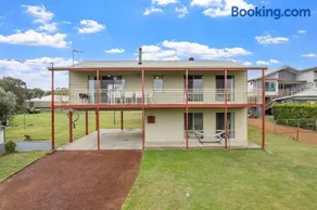 Spacious Beach Retreat 4BR 2BA Coastal Escape in Binningup - Image 3