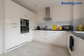 3 Bedroom House in Ebbsfleet - Image 2