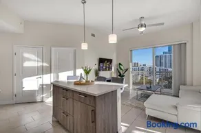 Luxury 2BR with City Views on Biscayne Blvd - Image 5