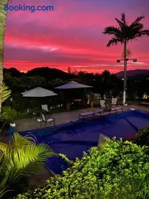Casa de campo, com quadra de Beach Tennis, Volei e Fut Volei próxima a SP!! - Image 1