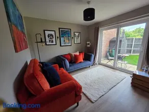 Olive & Ember - 1 Bed with private garden - Image 1