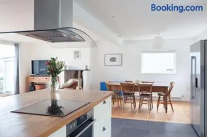 Modern Beach House overlooking the Sea - Image 2