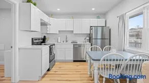 NEW NWW 2BR Condo w Pool & Parking - Image 2