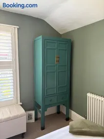 Pretty period property sleeps 4 guests with shared garden - Image 5