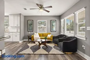 Charming Bungalow - Walk to Georgetown Square - Image 1