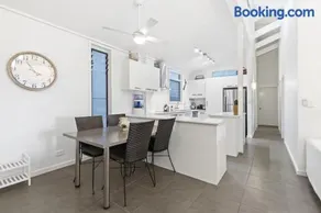 Top-Floor Ocean Views, BBQ, Walk to Snapper Rocks - Image 3