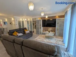 Walsall - 4 Bedroom House, Free Wi-Fi, Spacious Garden, Sleeps 9 - Image 4