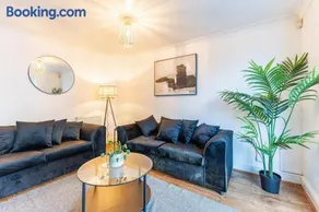 5 Bed House Heathrow Egham Virginia Water Sleeps 7 or Up To 8 If Sharing Beds, Mid To Long Term Bookings Welcome - Image 5