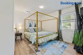 Modern Farmhouse w King Bed Near Shopping - Image 2