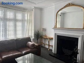 The Golden House, spacious family home, parking, garden - Image 3