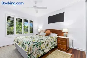 Tropical Retreat with BBQ Deck - Image 3