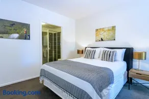 Cosmo Stays- Designer Apartment Fabulous Location - Image 1