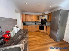 4 Bedroom Home, FREE Parking & Wi-Fi, Garden - Image 4