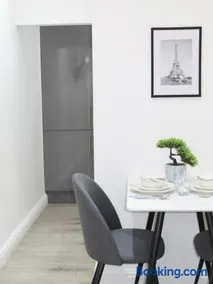 NEC 1 bedroom studio apartment with free parking - Image 4