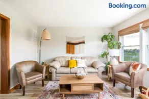 Boho Cleveland Bungalow - Sun-Drenched 2BR with Deck - Image 1