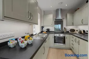 Avocet 4, Luxury Apartment with Pool and Parking - Image 2