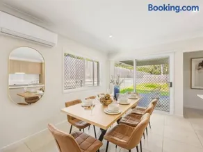 Stylish 4BR Family Retreat Peaceful and Convenient - Image 4