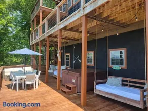 Sunset Cove Lakefront Luxury Lodge with Private Dock - Image 4