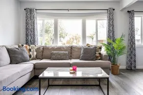 Adorable 2BR-2BA House with EV & Free Parking and Family Friendly in Los Angeles - Image 2