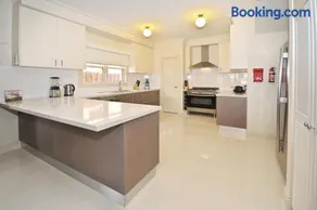 Carnarvon St - Stylish & Comfortable Urban Stay - Image 2