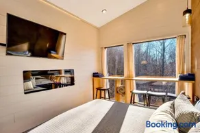 The Lumber Jack Pine Treehouse at Treetop Escapes - Image 3