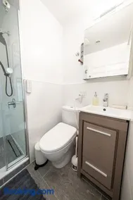 2BR APT near Mount Sinai & Metropolitan Hospitals - Image 3