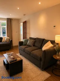 Sleeps 8 Four Bed Contractor Group House Corby Parking - Image 4