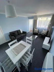 Peaceful centrally located, 2 Bedroom Bungalow. - Image 2
