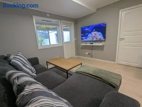 Modern 1BR City Centre Apt - Sleeps 4 - Image 1