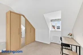 Charming House in Buckingham • Driveway Parking • Sleeps 6 • Work Desk • Fast WiFi • Yoko Property - Image 4