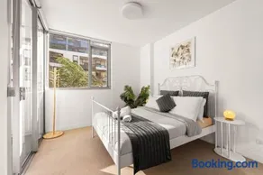 Cosy One Bedroom unit near Sydney CBD Sleeps four with Balcony - Image 5