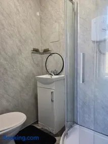 4 Bed 4 Ensuite Harford Home in Middlesbrough - Perfect for contractors - Image 2