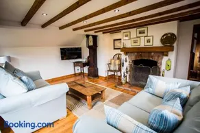 Beautiful 3 Bedroom Cottage - Picturesque Retreat - Image 5