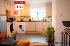 Quiet Premium Stansted Apartment in Central Location with WiFi and Desk - Image 5