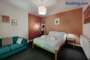 Contemporary garden flat in Clifton - Image 2