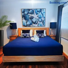 4 BDR Gardens Escape Inner City Townhouse with Secure Parking and Spa - Image 3