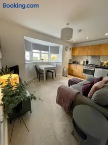 Compact Modern Apartment Single Person or Couple Only - Image 2