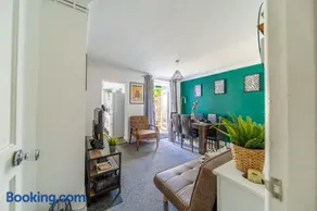 CastleView Haven - Contractors welcome -Strood Rochester sleeps 12 - Image 2