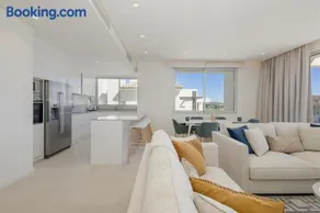 Luxury 3 Bed Flat Stunning Sea & Mountain Views - Image 2