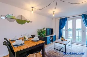 Salford Urban Retreat - Stylish Allure Modern 2BR Stay for 6 near Manchester City Centre - Events, Business & Leisure Ready by Parydise Properties - Image 5