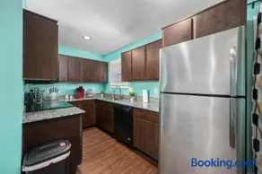 Sleek 1BR Apt with Free Park Near NRG, Med Center & UH - Image 1